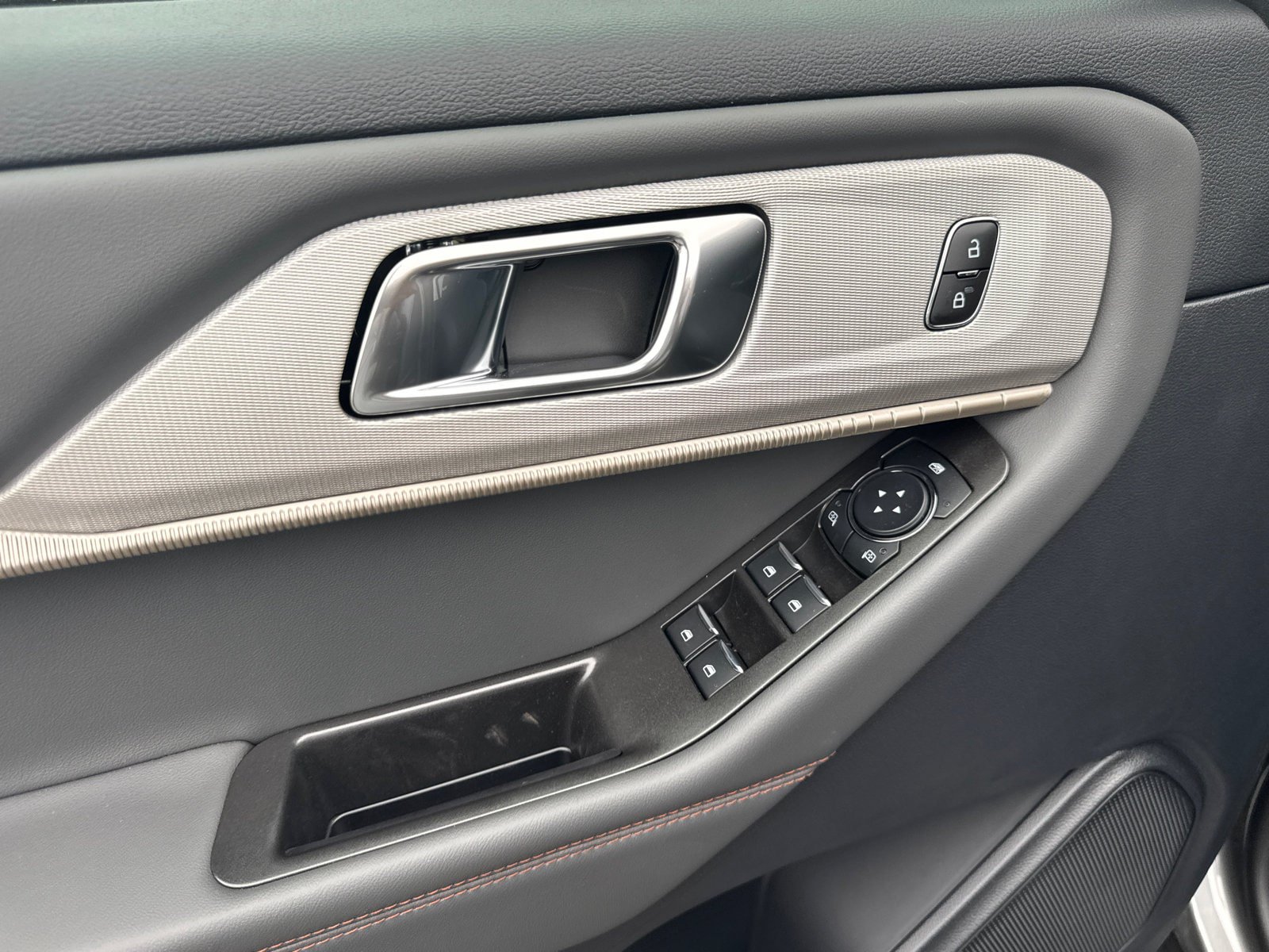 New 2026 Ford Explorer Active RWD image 12
