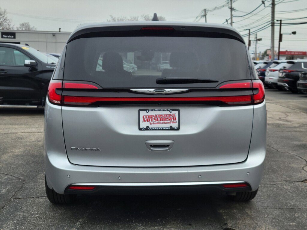 Used 2024 Chrysler Pacifica Touring-L image 4