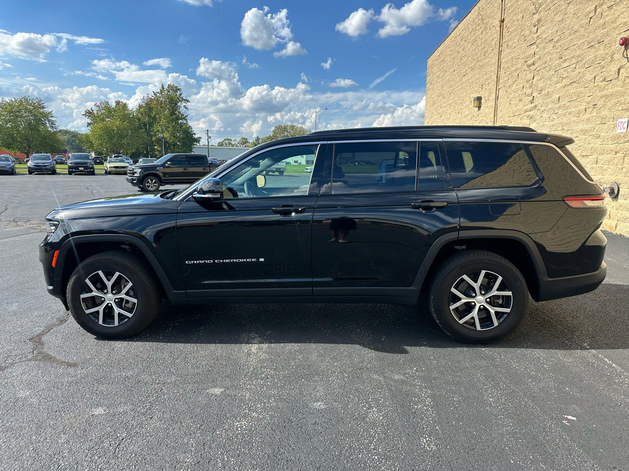 Used 2024 Jeep Grand Cherokee L Limited w/ Luxury Tech Group II image 2