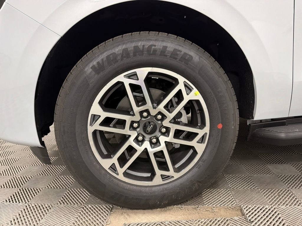 New 2026 Ford Expedition Active image 11