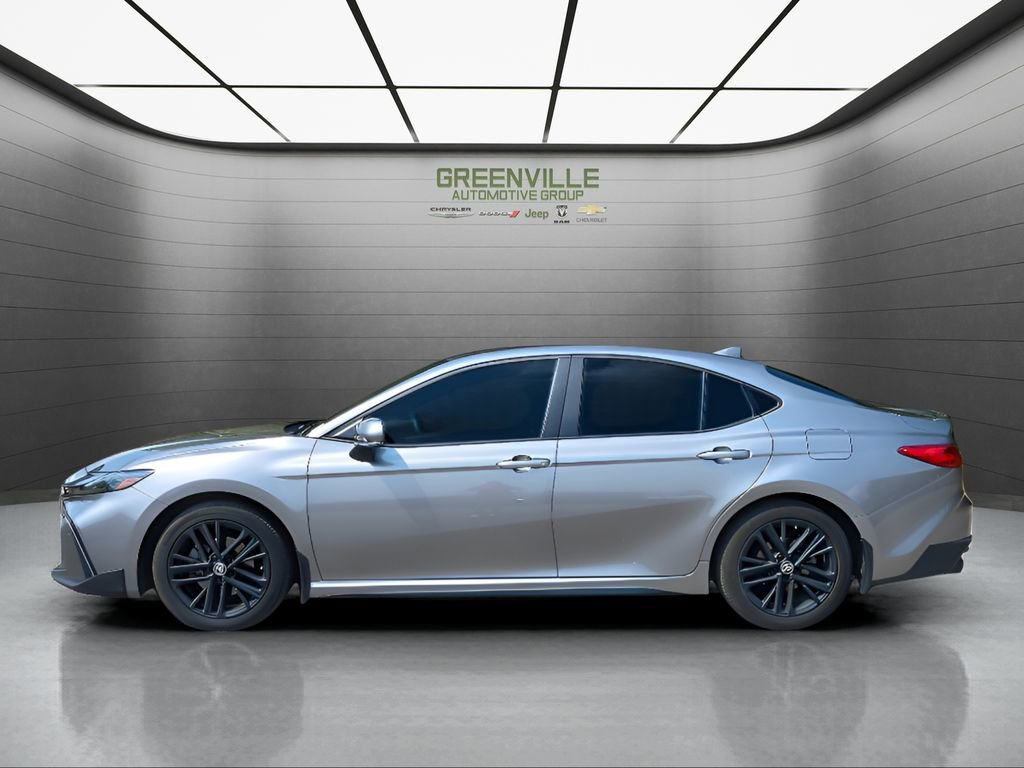 Used 2025 Toyota Camry SE image 3
