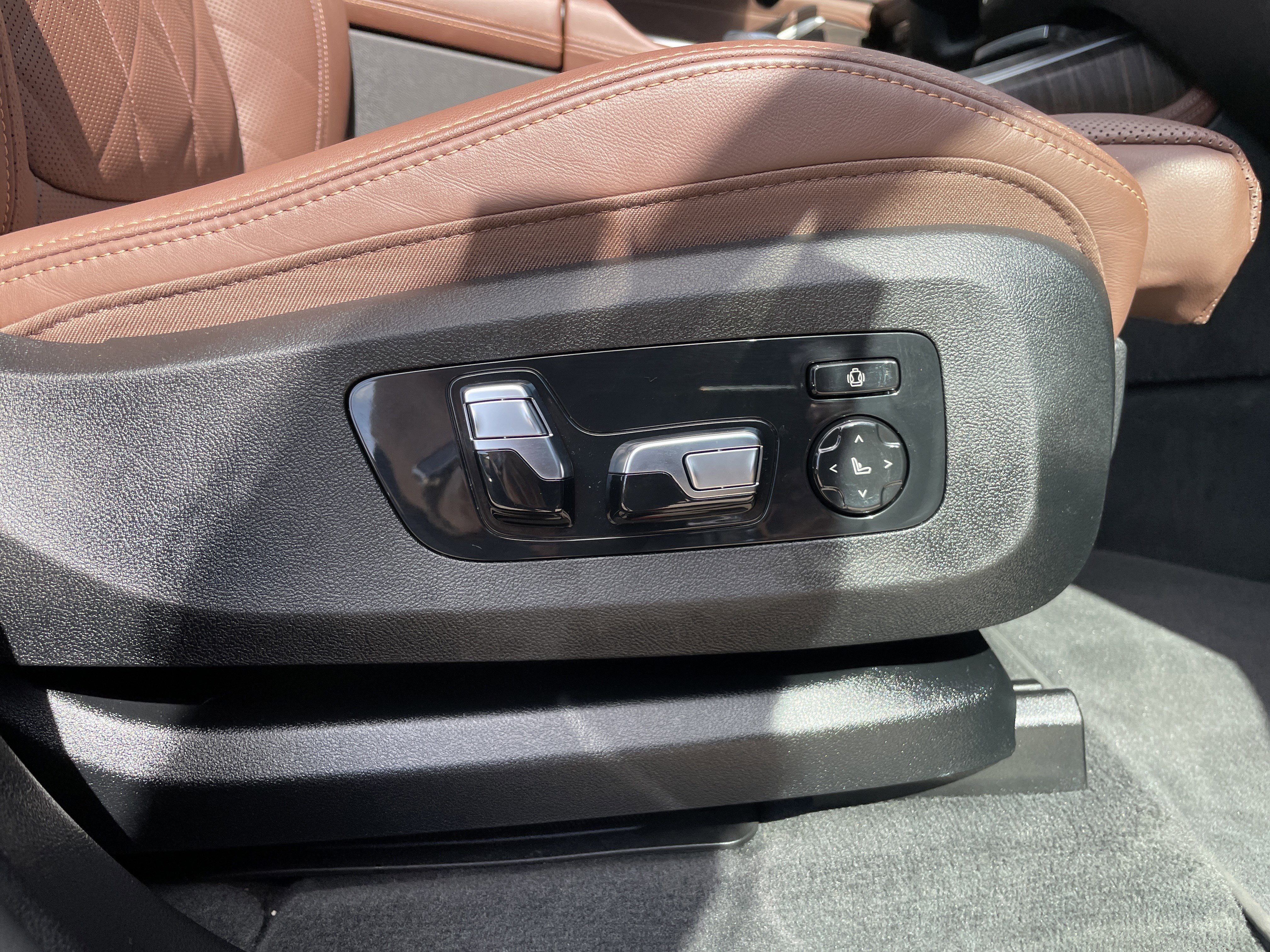 Used 2023 BMW X7 xDrive40i w/ Parking Assistance Package image 14