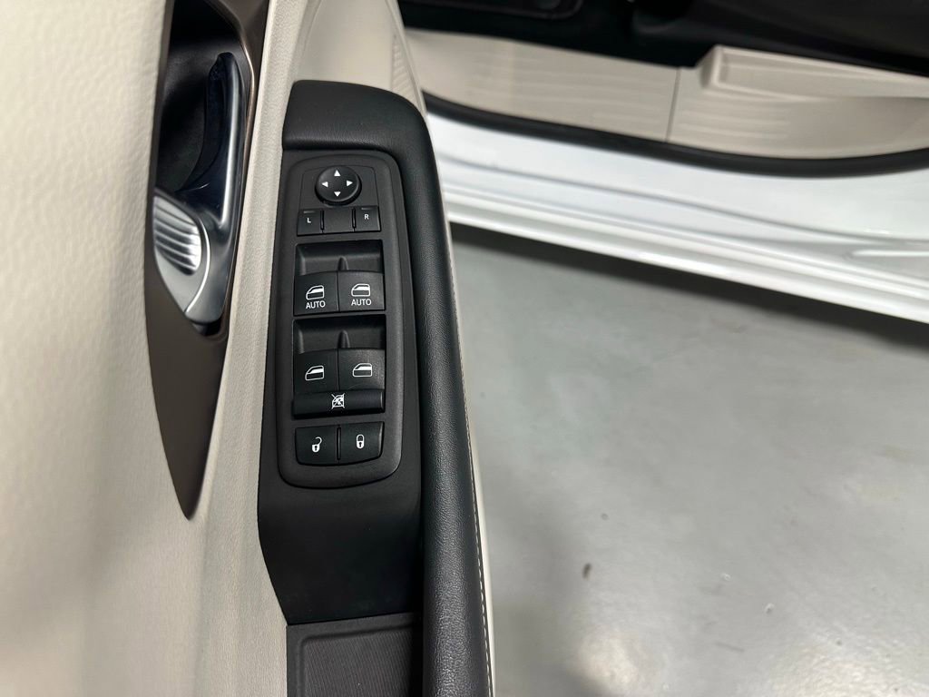 Used 2023 Chrysler Voyager LX image 9