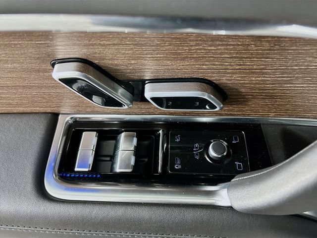 New 2025 Land Rover Range Rover Long Wheelbase SE AWD/4WD image 19