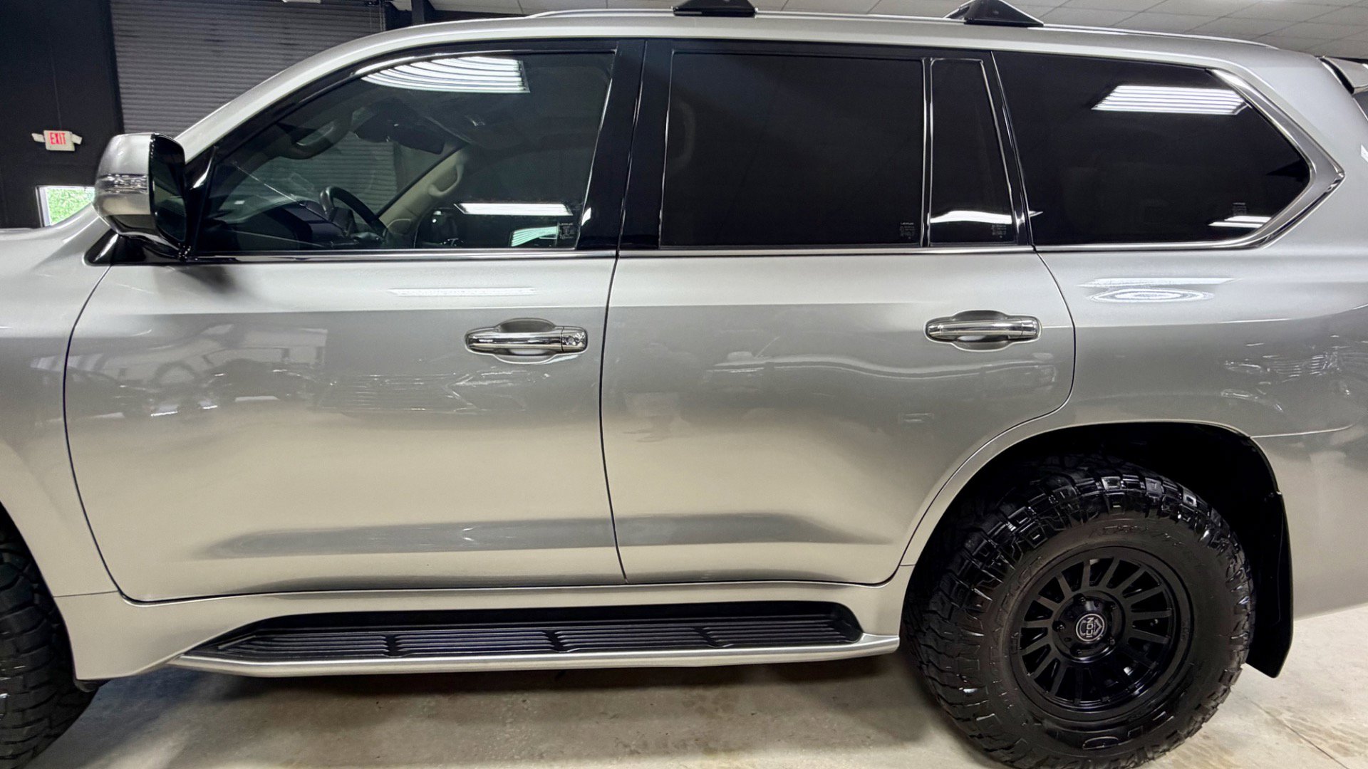 Used 2018 Lexus LX 570 4WD w/ Luxury Package image 17