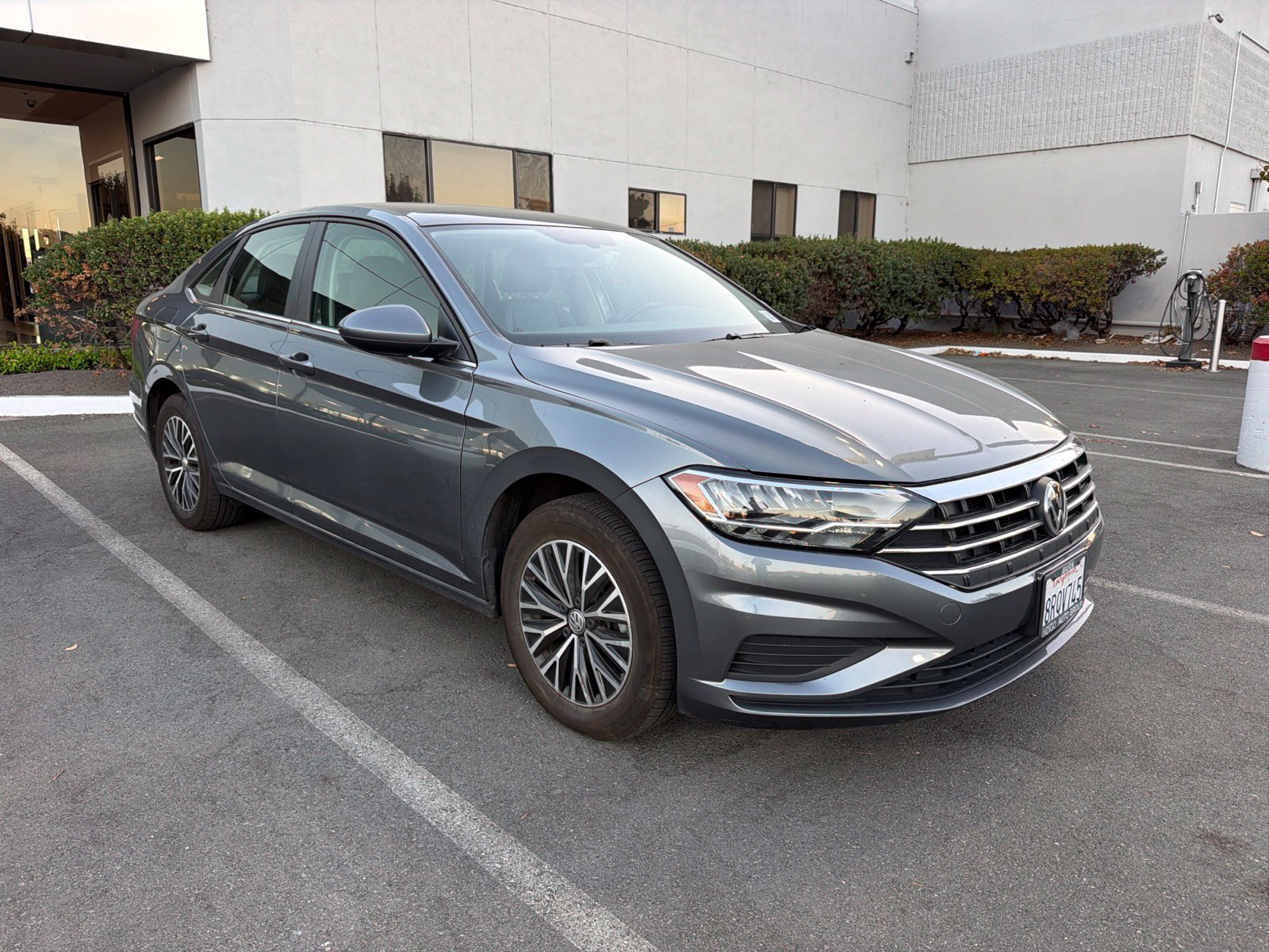 Used 2020 Volkswagen Jetta SE w/ SE Cold Weather Package FWD image 3
