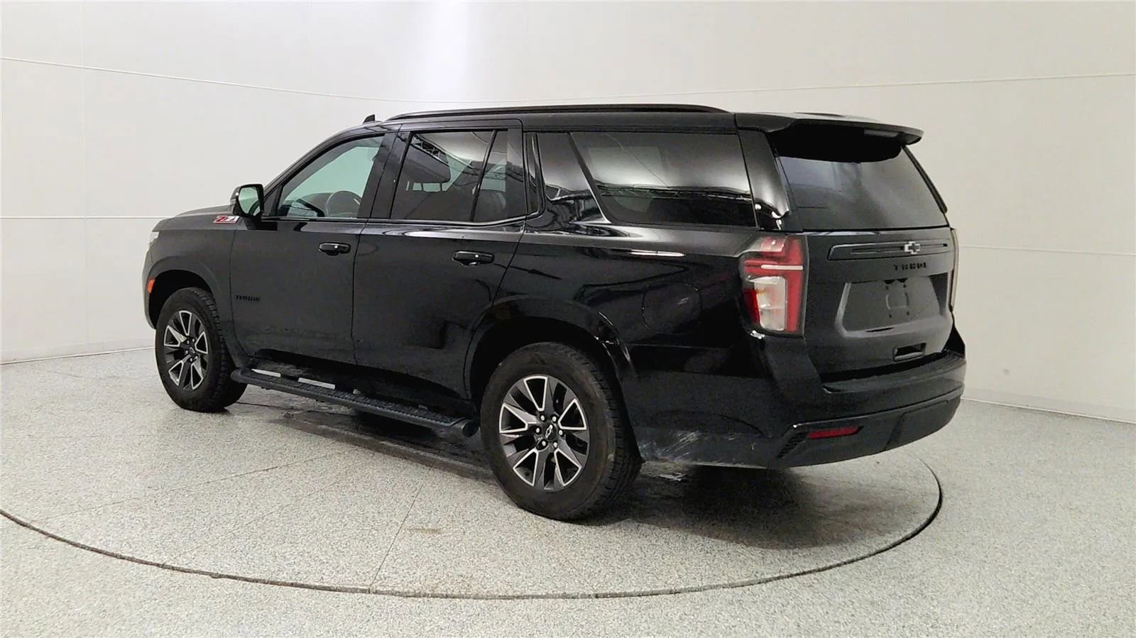 Used 2023 Chevrolet Tahoe Z71 w/ Luxury Package AWD/4WD image 5