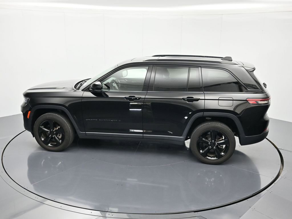 Used 2022 Jeep Grand Cherokee Altitude AWD/4WD image 35