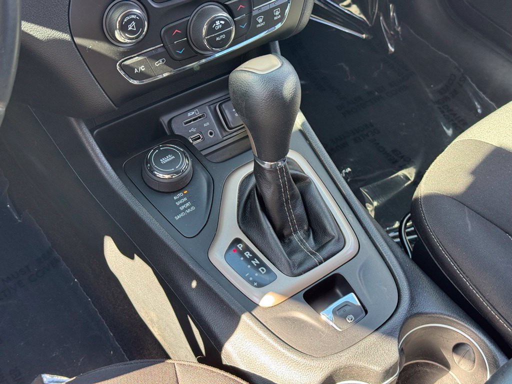 Used 2014 Jeep Cherokee Latitude w/ Comfort/Convenience Group AWD/4WD image 17