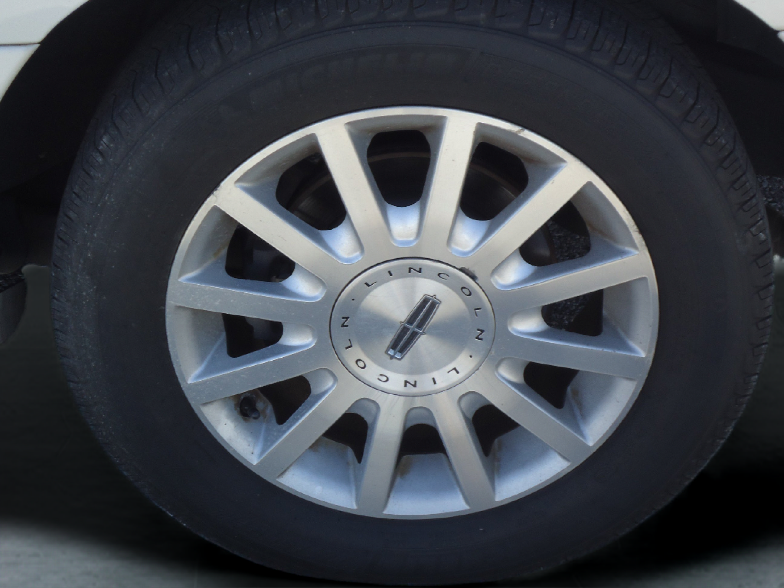 Used 2006 Lincoln Town Car Signature RWD image 9