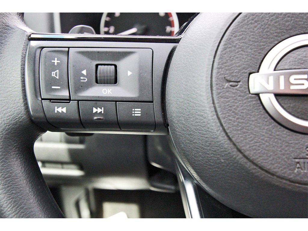 Used 2023 Nissan Rogue SV image 11