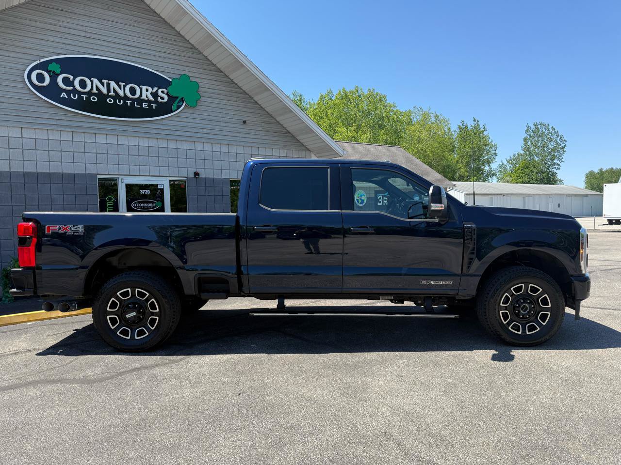 Used 2025 Ford F250 Platinum w/ FX4 Off-Road Package AWD/4WD image 2