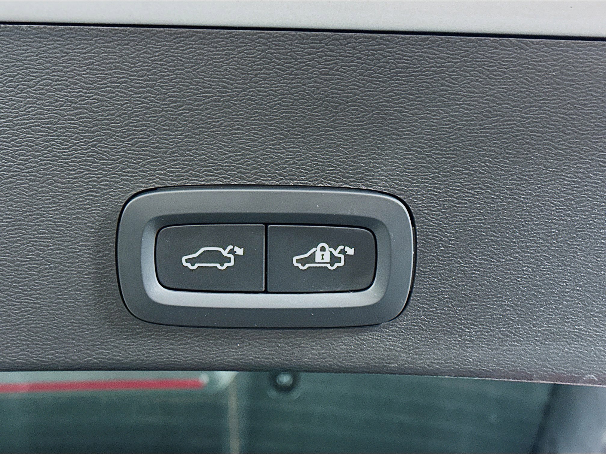 Used 2025 Volvo XC40 B5 Core image 30