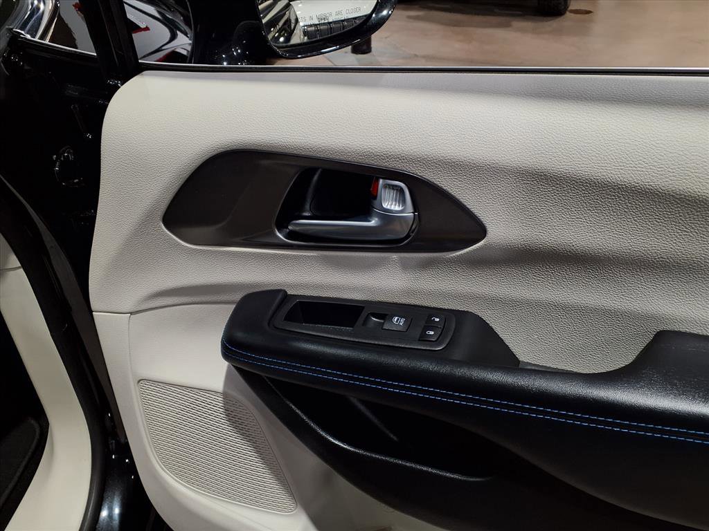 Used 2021 Chrysler Pacifica Touring-L w/ Premium & Safety Sphere Group image 24