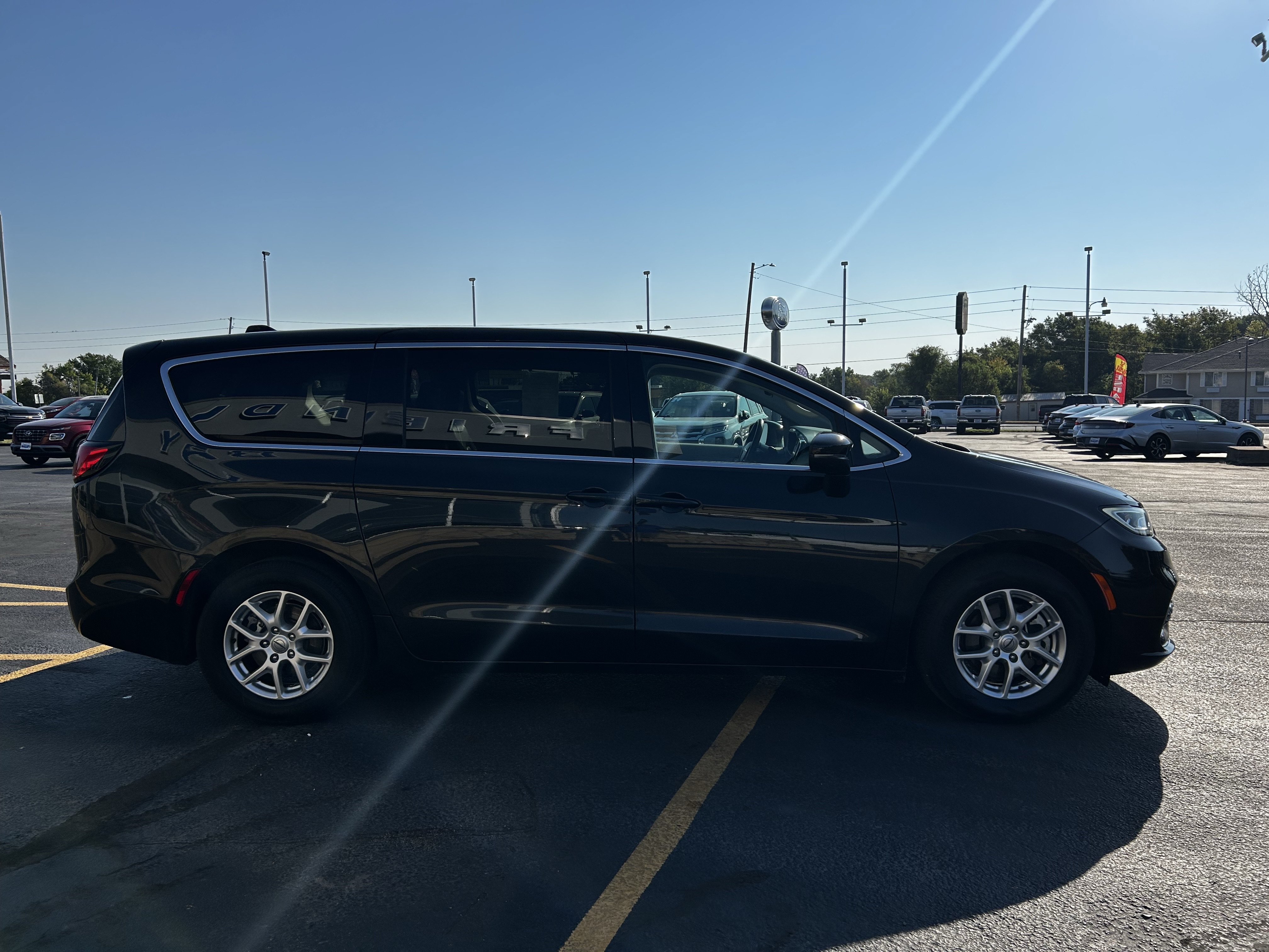 Used 2023 Chrysler Pacifica Touring-L FWD image 4