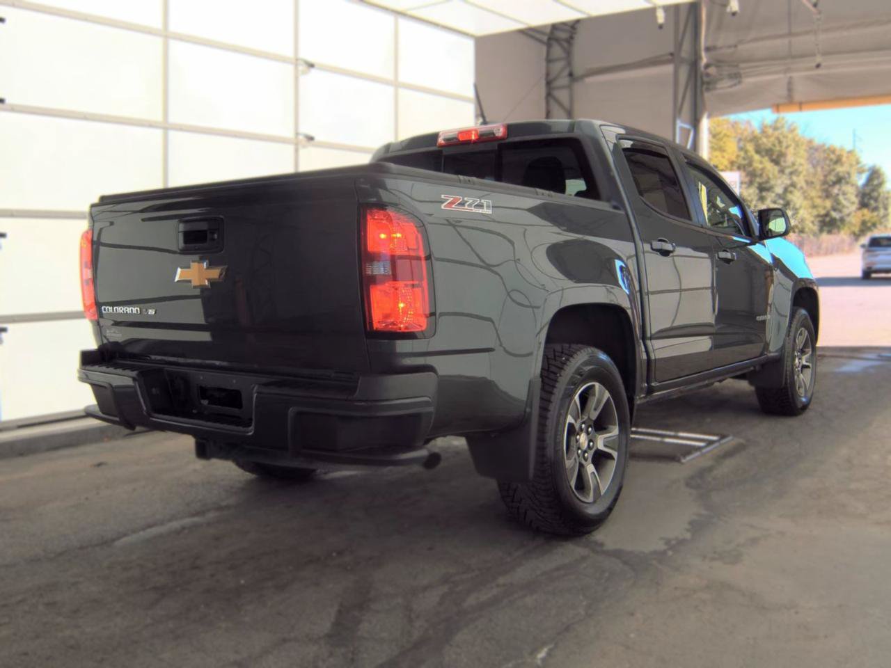 Used 2017 Chevrolet Colorado Z71 AWD/4WD image 2