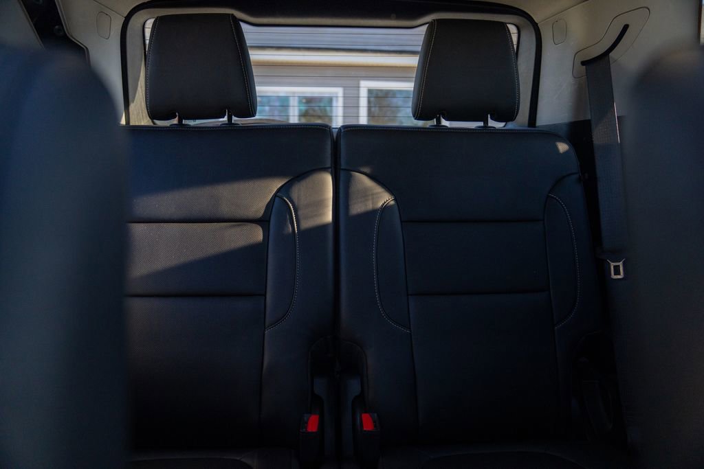 Used 2023 GMC Acadia SLT w/ Elevation Edition image 18