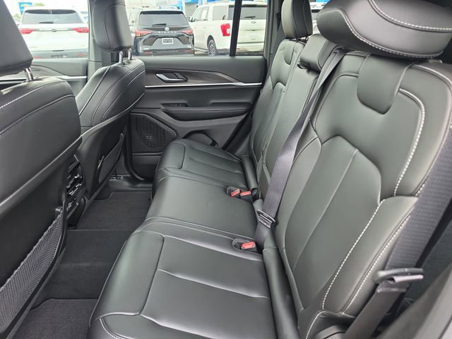Used 2025 Jeep Grand Cherokee Limited AWD/4WD image 13