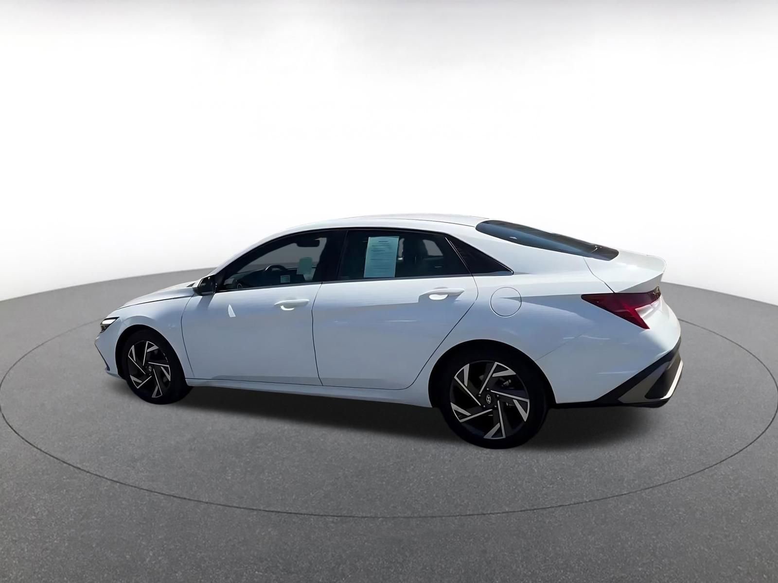 Used 2025 Hyundai Elantra Limited FWD image 10