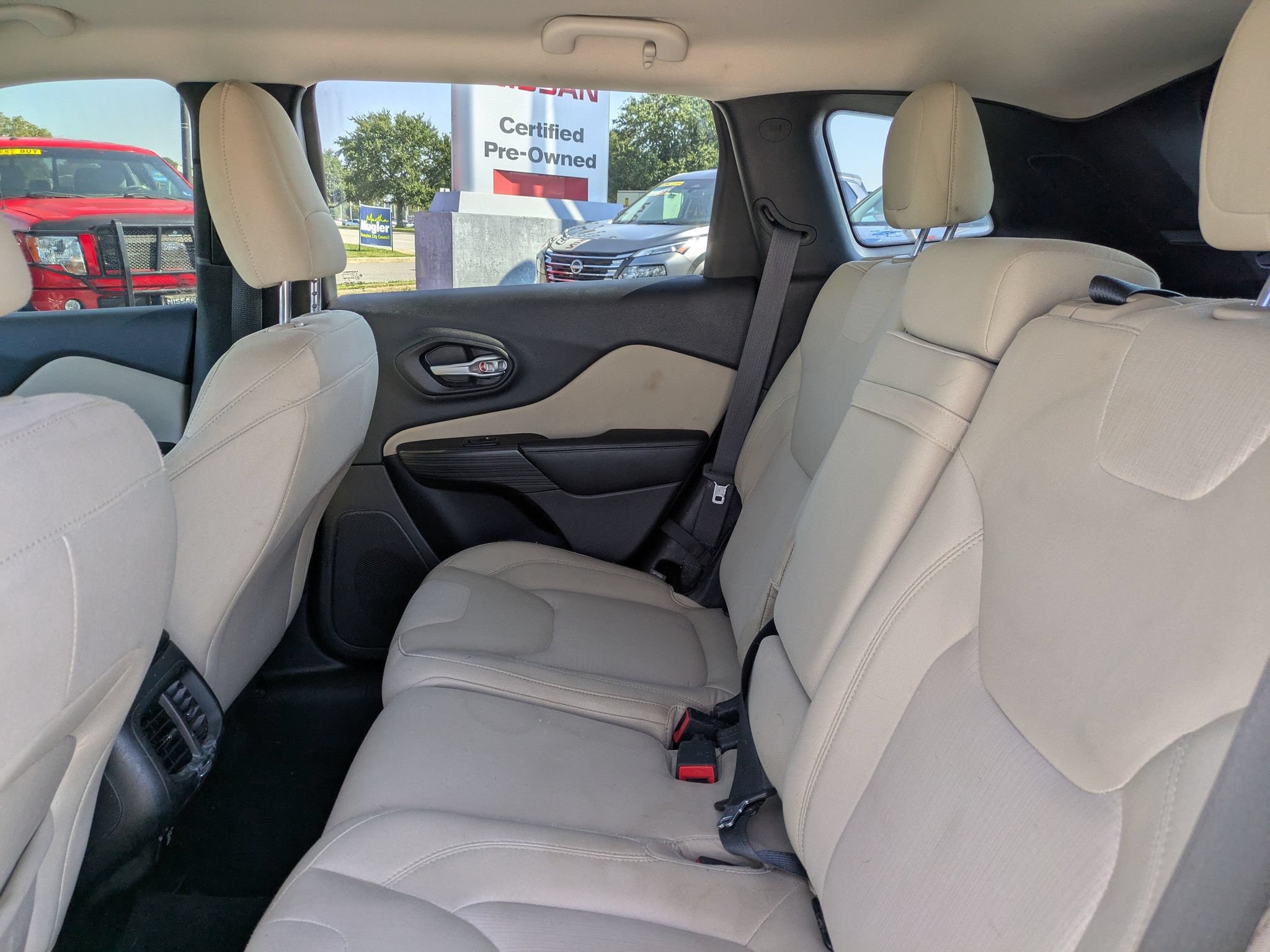 Used 2015 Jeep Cherokee Latitude w/ Cold Weather Group AWD/4WD image 15