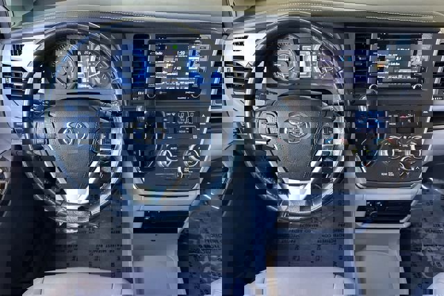 Used 2018 Toyota Sienna XLE FWD image 16