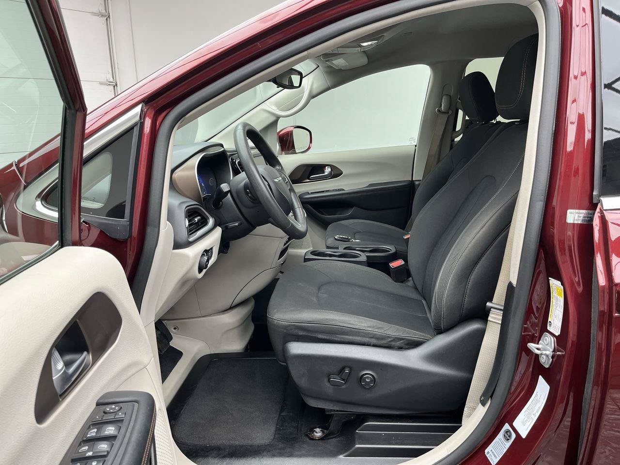 Used 2018 Chrysler Pacifica Touring Plus FWD image 3