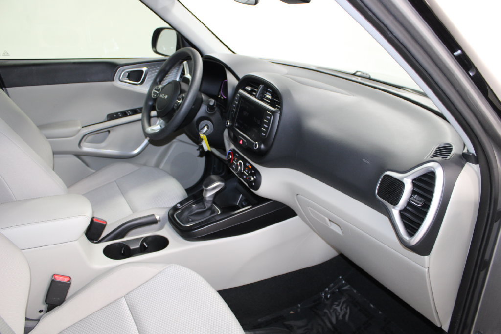 Used 2025 Kia Soul LX w/ LX Technology Package FWD image 22