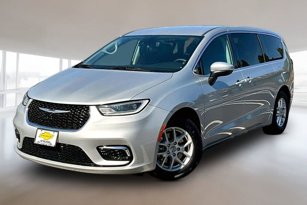 Used 2023 Chrysler Pacifica Touring-L image 3