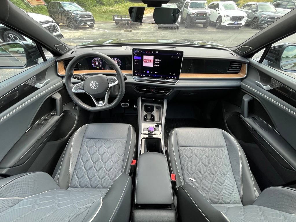 Certified 2025 Volkswagen Tiguan SEL R-Line AWD/4WD image 13