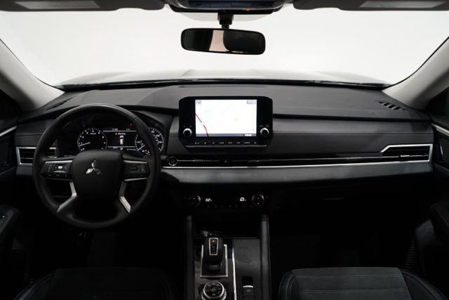 Used 2024 Mitsubishi Outlander SE image 13
