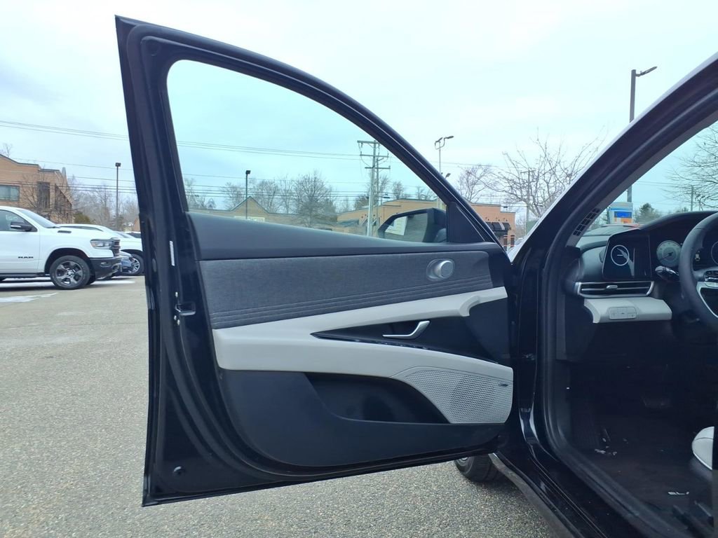 Certified 2022 Hyundai Elantra Limited image 23