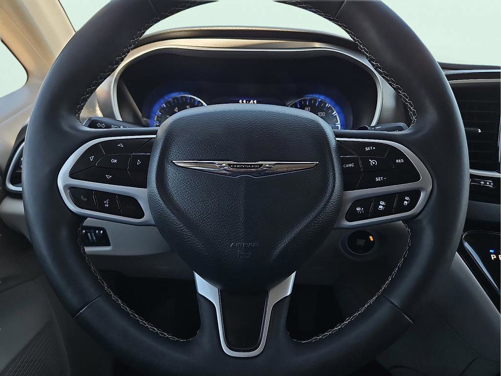 Used 2024 Chrysler Pacifica Touring-L image 19