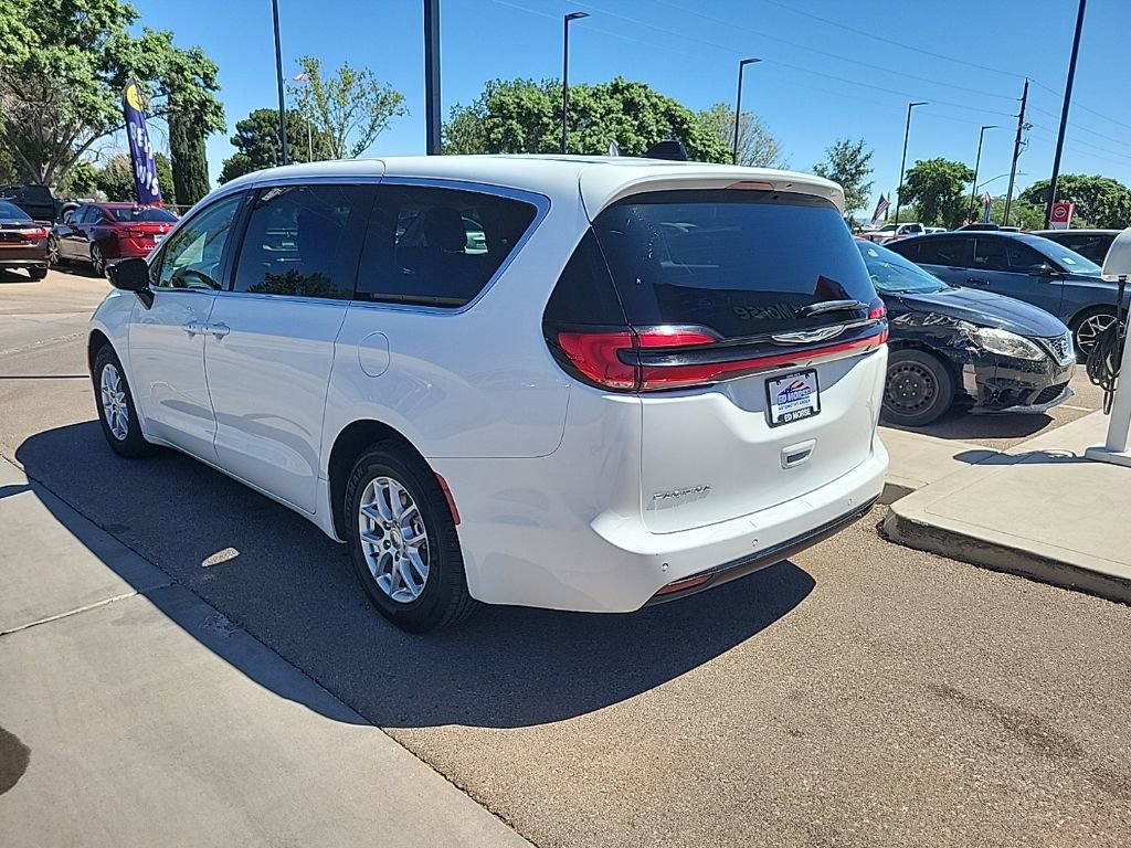 Used 2024 Chrysler Pacifica Touring-L FWD image 5