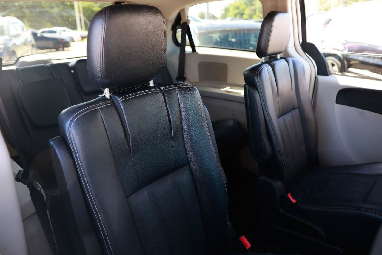 Used 2015 Chrysler Town & Country Touring FWD image 14
