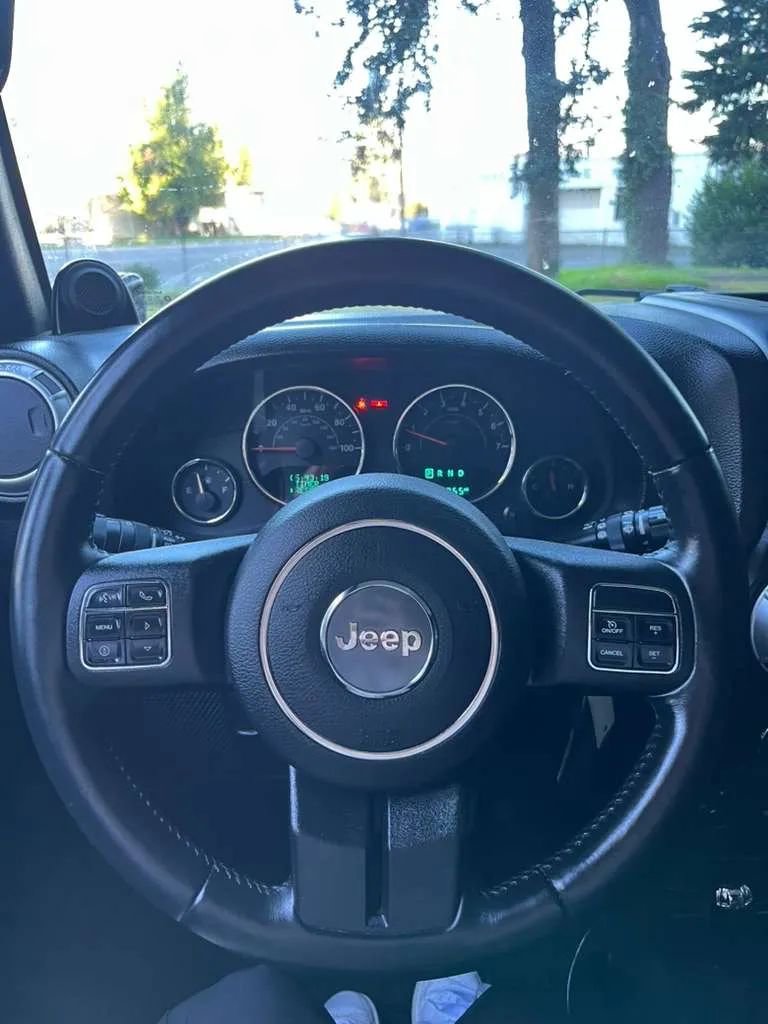 Used 2014 Jeep Wrangler Unlimited Sahara w/ Max Tow Package image 7