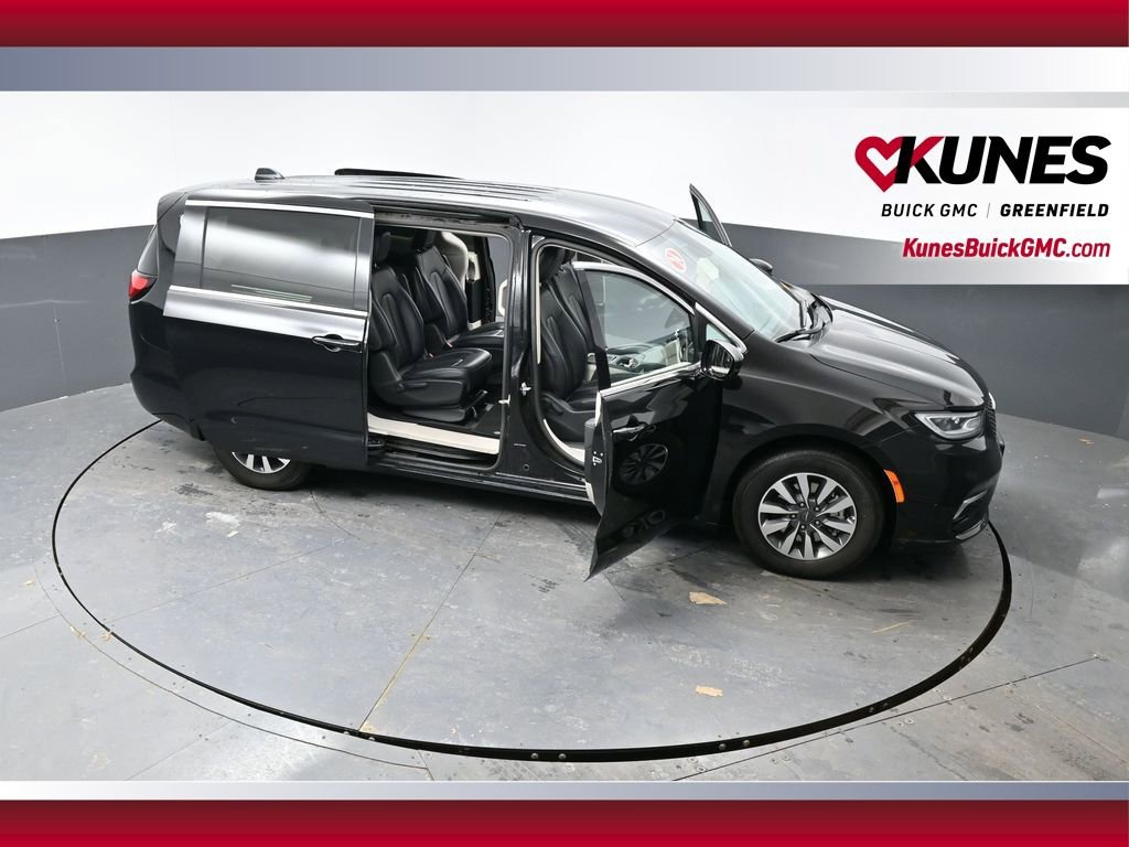Used 2024 Chrysler Pacifica Select FWD image 56