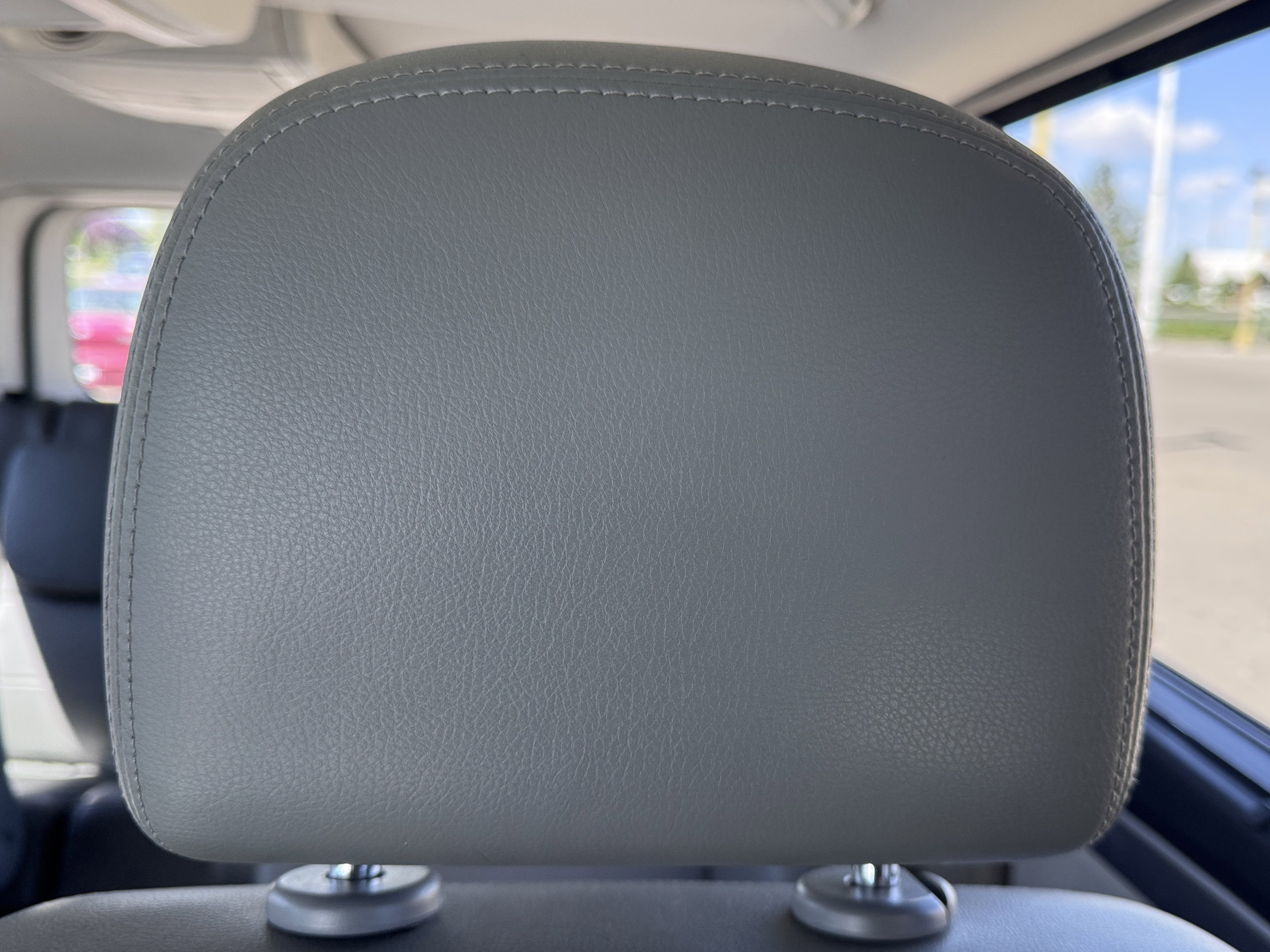 Used 2011 Volkswagen Routan SEL FWD image 12