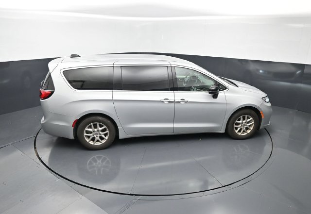 Used 2024 Chrysler Pacifica Touring-L FWD image 32