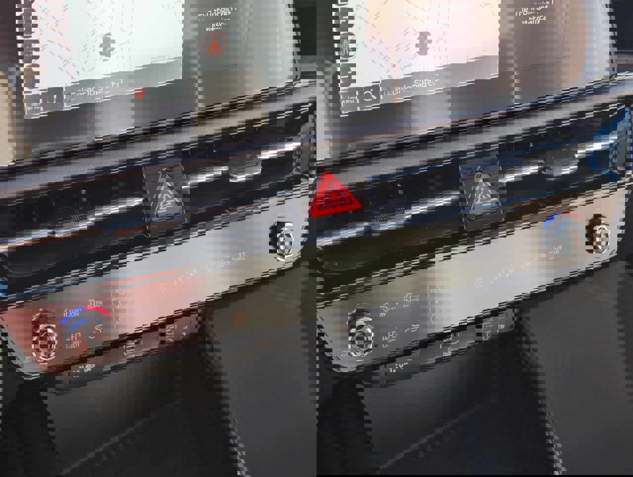 Used 2023 Kia Niro EX image 22