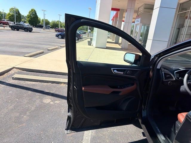Used 2015 Ford Edge Titanium w/ Equipment Group 302A FWD image 8