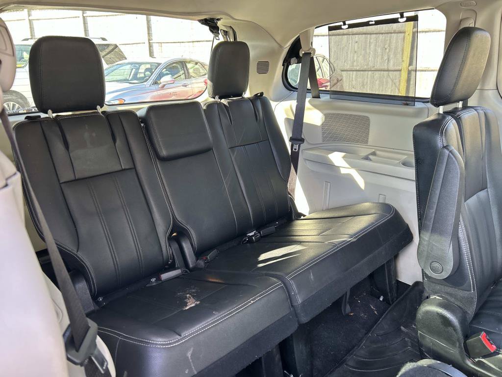 Used 2015 Chrysler Town & Country Touring FWD image 15