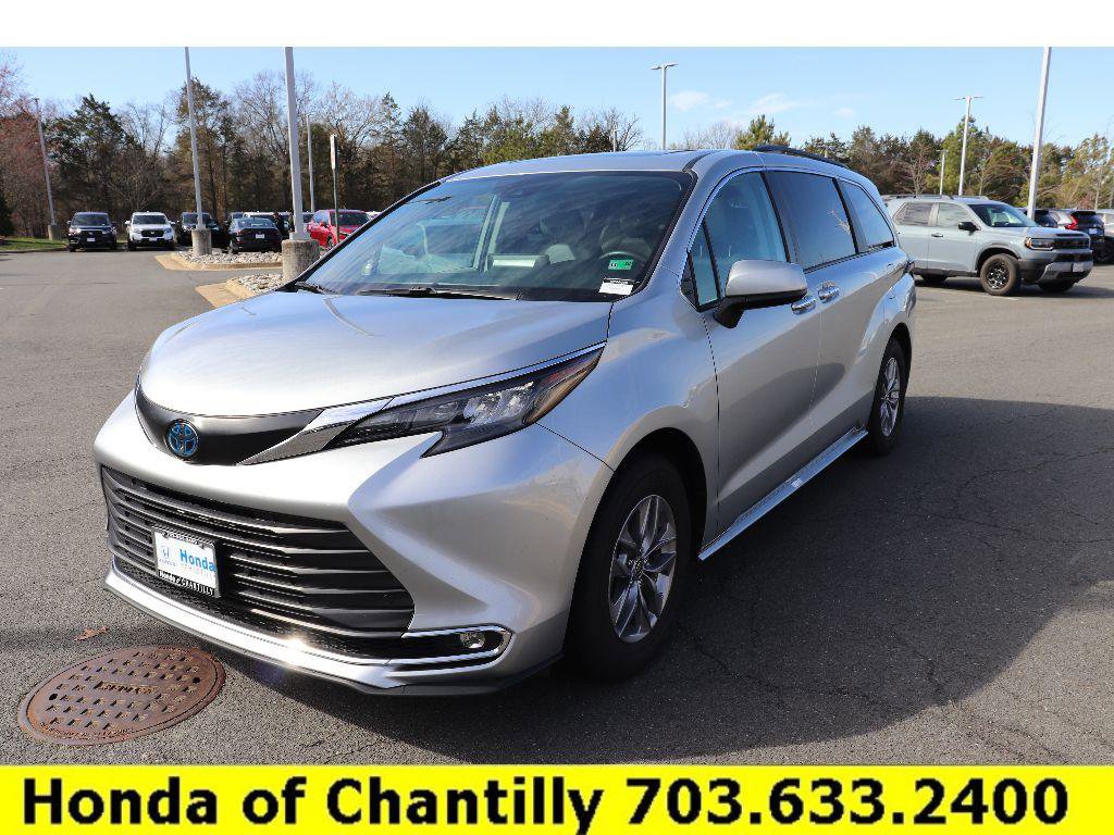 Used 2024 Toyota Sienna XLE image 3