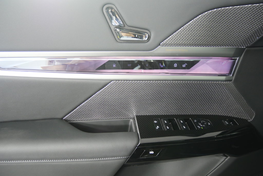 Used 2026 BMW 750e xDrive AWD/4WD image 9