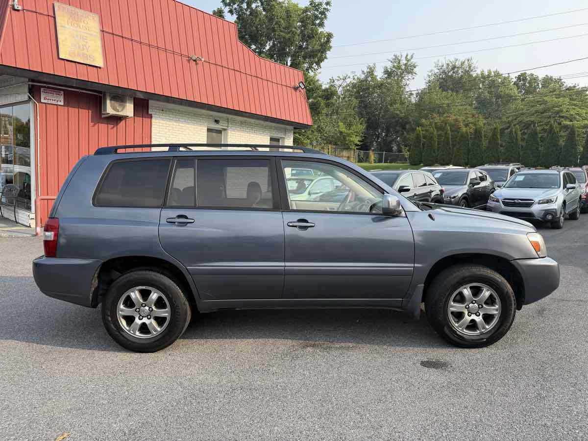 Used 2005 Toyota Highlander 2WD V6 w/ 3rd Row image 8