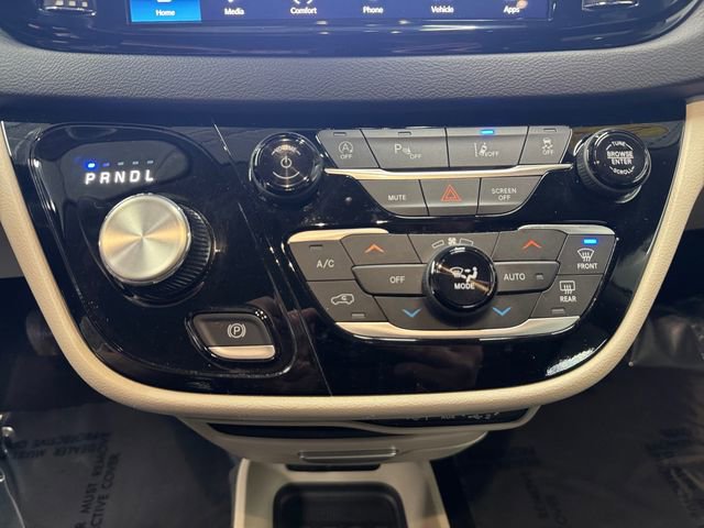 Used 2024 Chrysler Pacifica Touring-L FWD image 3