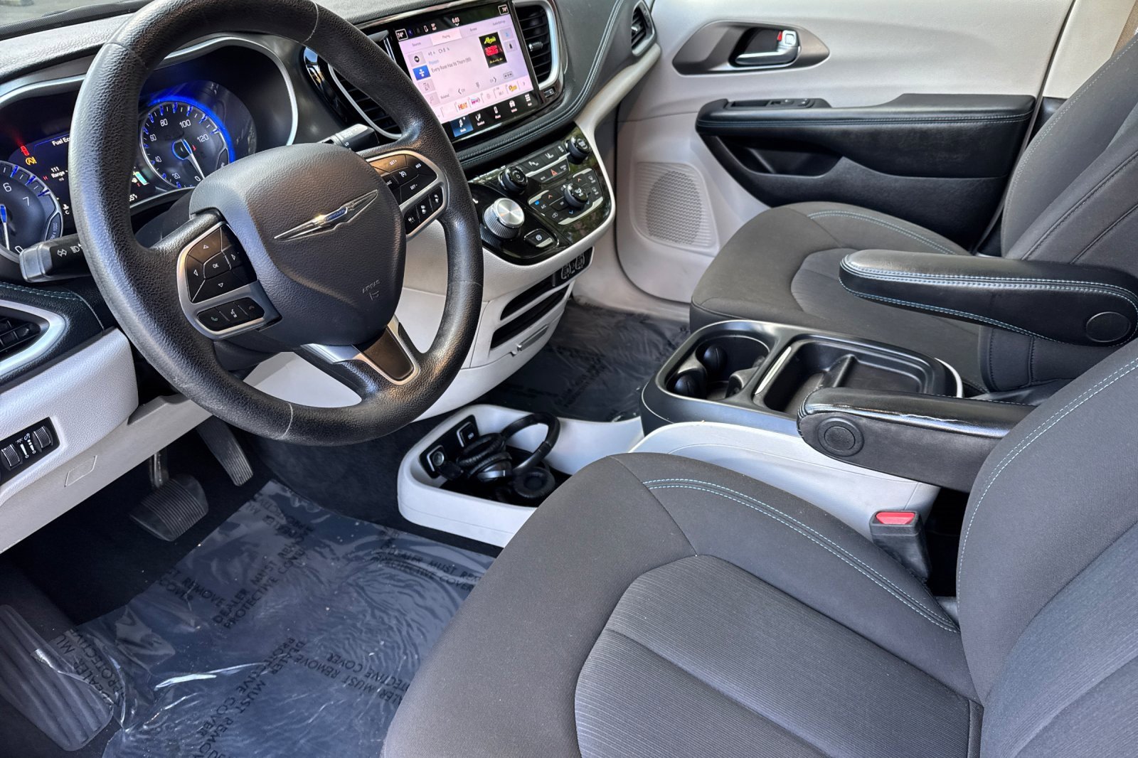 Used 2021 Chrysler Pacifica Touring image 9