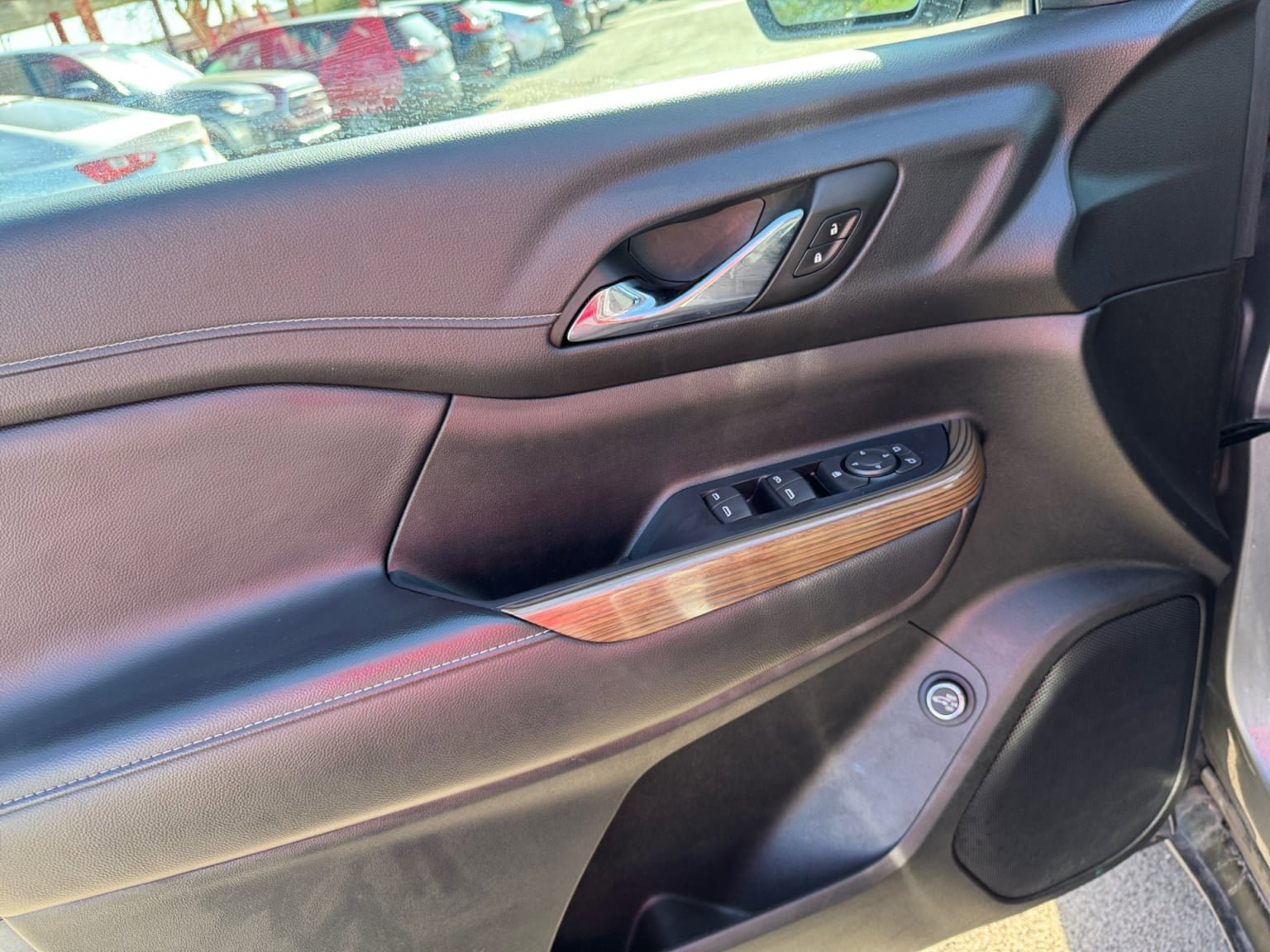 Used 2022 GMC Acadia SLE w/ Driver Convenience Package FWD image 11