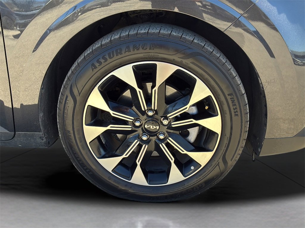 Certified 2024 Kia Carnival EX image 32