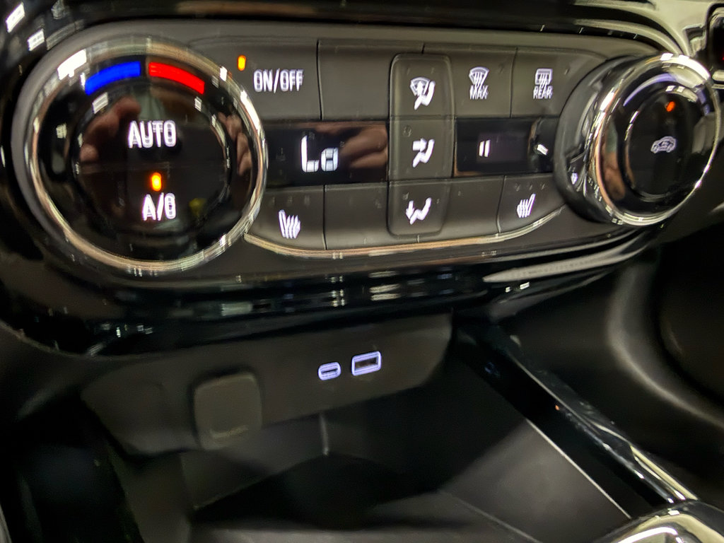 Used 2025 Chevrolet Trax LT w/ LT Convenience Package FWD image 35
