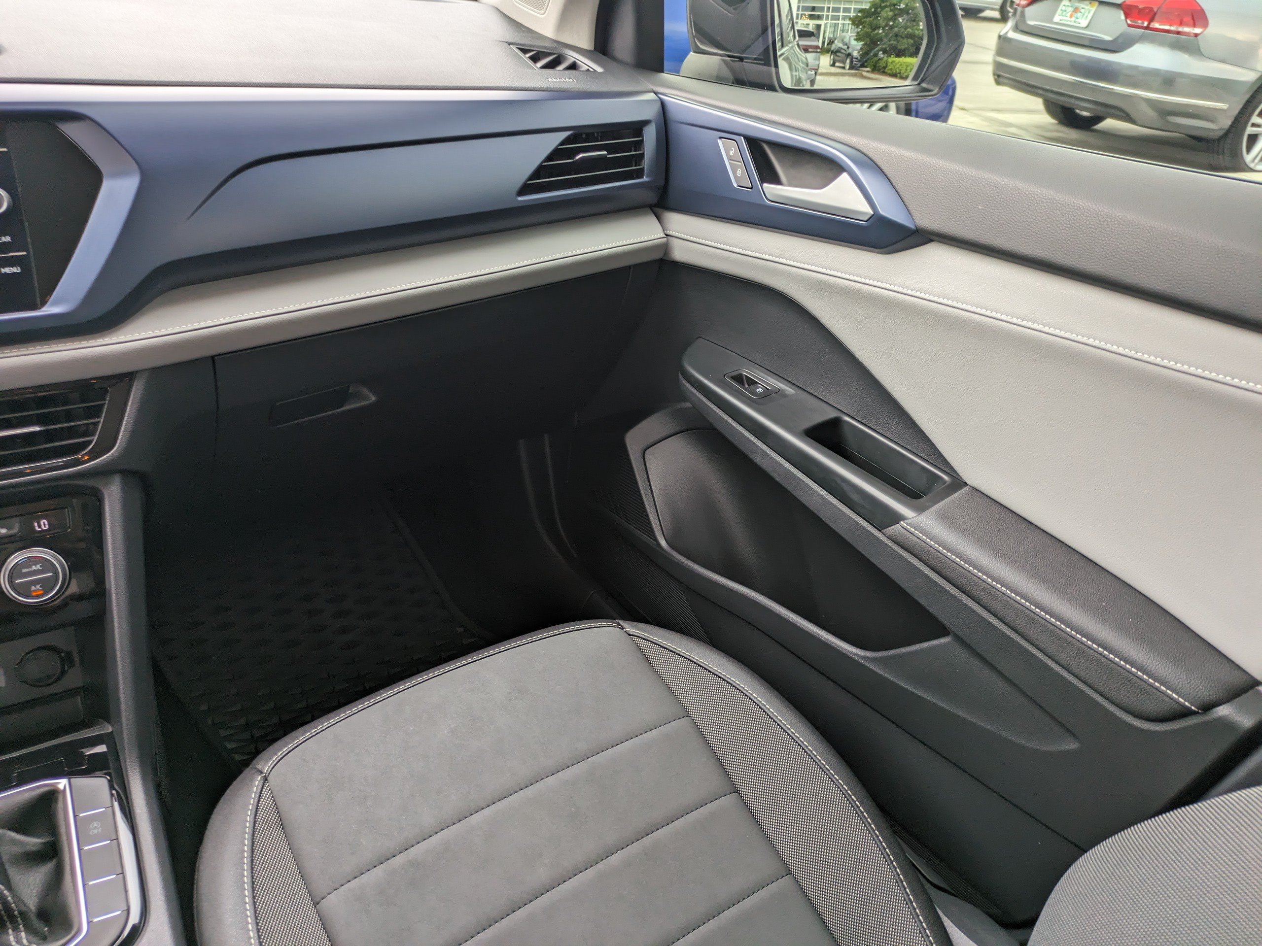 Certified 2024 Volkswagen Taos SE FWD image 17